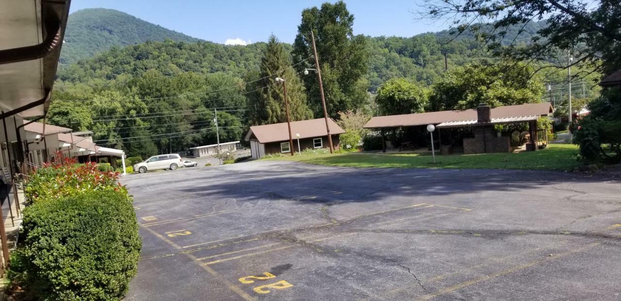 Tanglewood Motel And Log Cabins Маги Вали Екстериор снимка